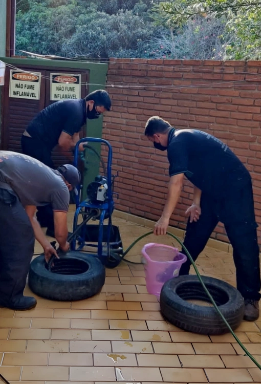 Equipe Candangos Desentupidora Trabalhando